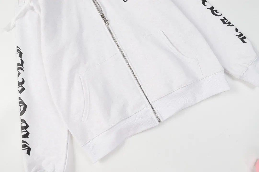 Q10—P230 -Chrome Hearts/Chrome Hearts printed zipper sweatshirt cardigan jacket -420 grams of high-density, high-quality wool, soft, delicate and skin-friendly, soft and silky to the touch, warm and skin-friendly -The hardware zipper accessories are all customized and full of details -Colour: black white -Size: S M L XL